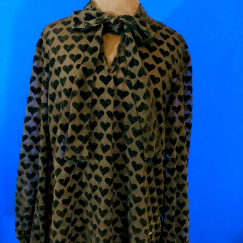 Black sheer shirt w/velvet hearts! SzXL